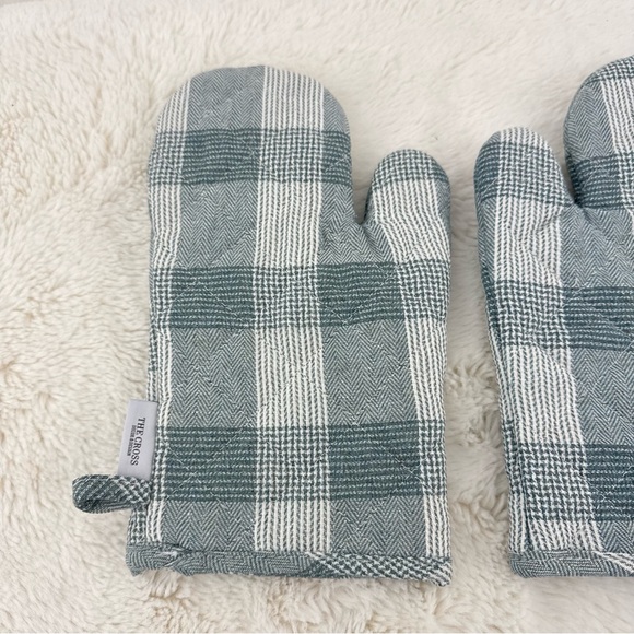 JILLY BOX THE CROSS Farmhouse oven mitts.  Gray and White. NEW WITH TAGS - Picture 7 of 9